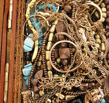 Alte Ketten, Perlen und Steine als Ersatzteillager für Modeschmuck
