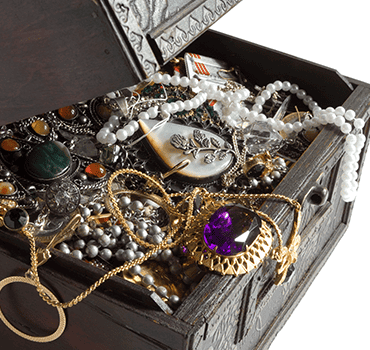 Alte Schmucktruhe gefüllt mit Modeschmuck aus einer Haushaltsauflösung