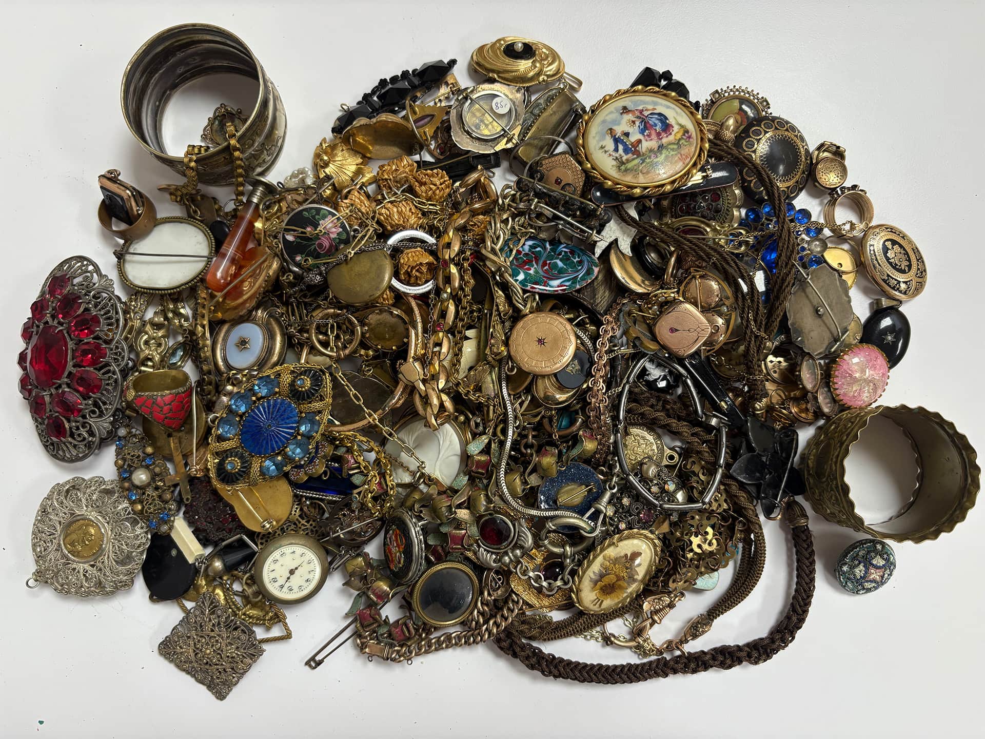 Antiker Schmuck mit Vintage-Broschen und Anhängern