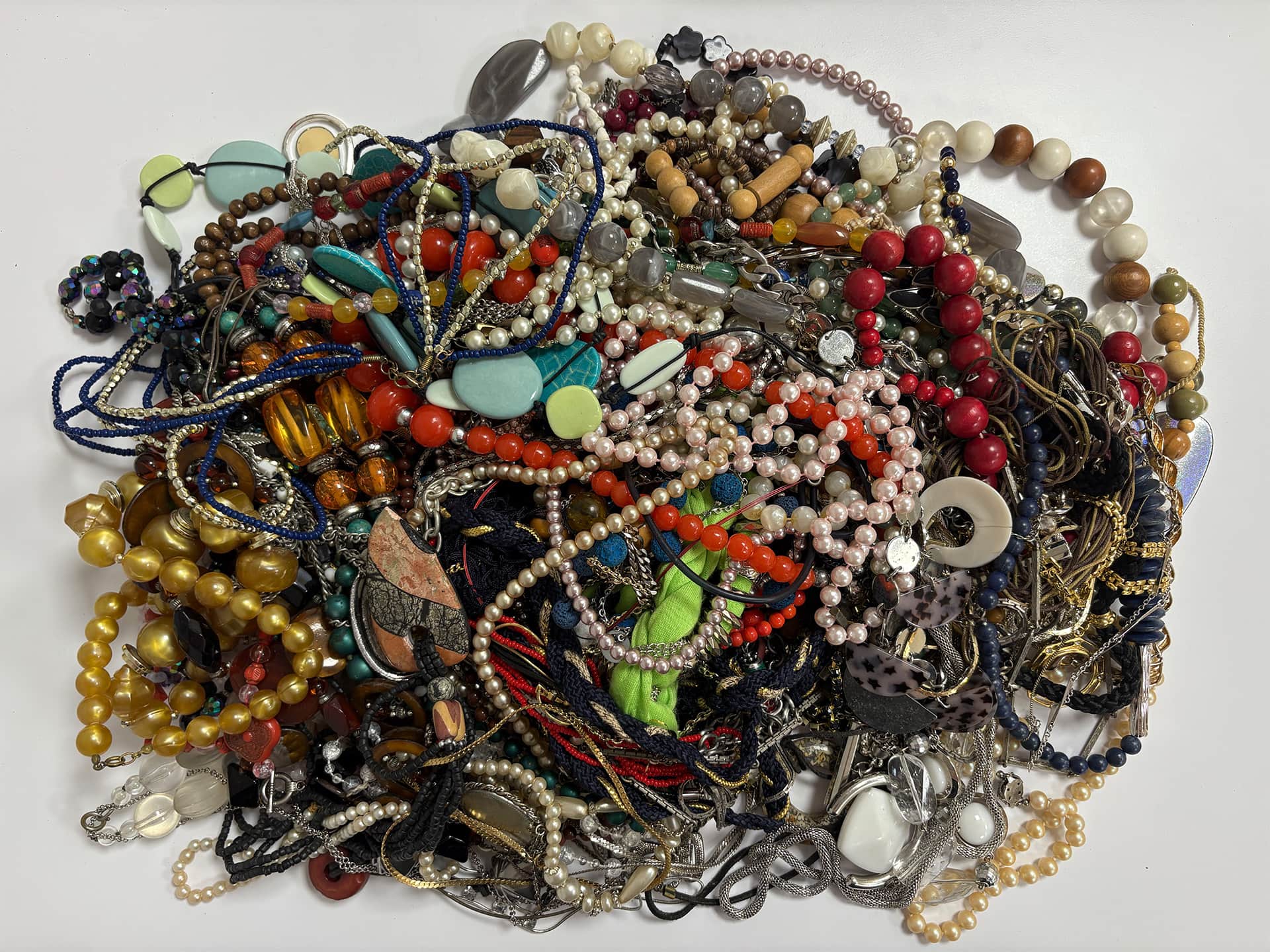 Konvolut aus buntem Modeschmuck mit vielen Ketten