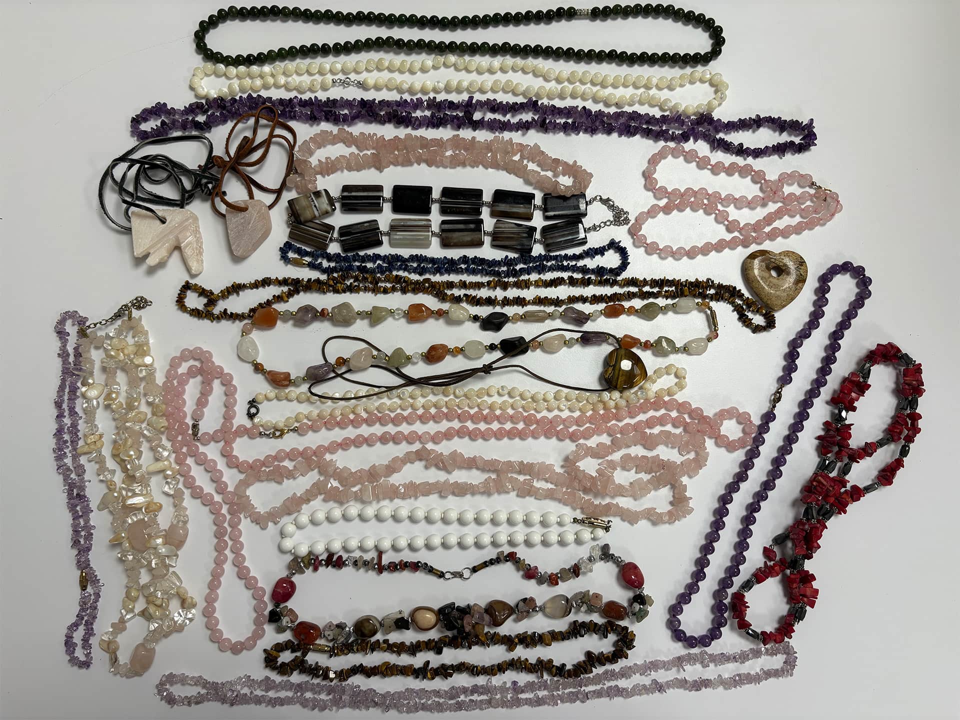 Ketten aus Rosenquarz, Amethyst und weiteren Schmucksteinen