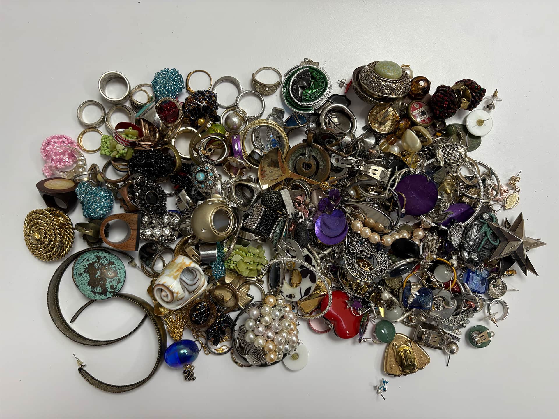 Konvolut aus Modeschmuck-Ringen, Ohrclips und Ohrringen