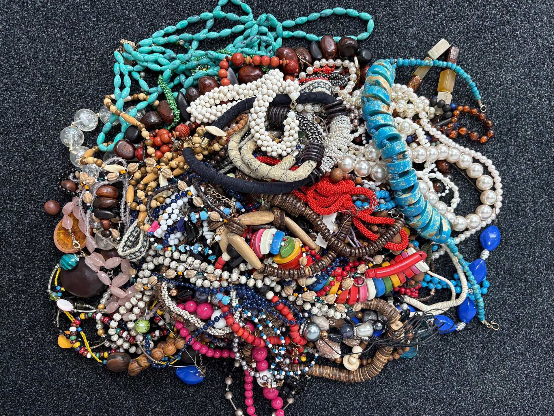 Schmuckkonvolut aus einem Nachlass mit bunten Perlenketten