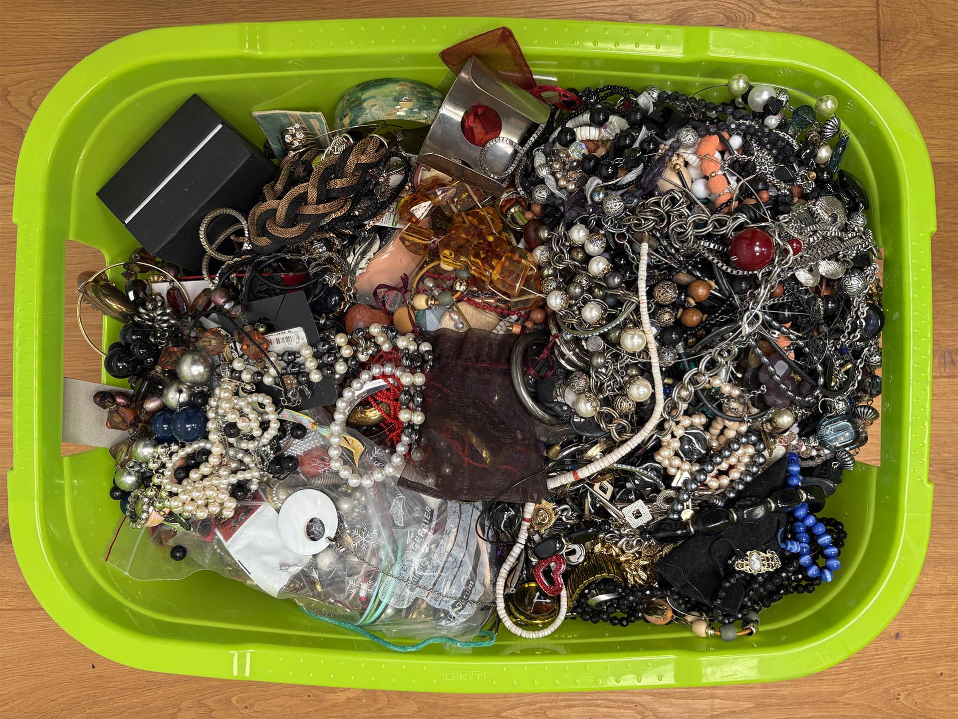 Große Wanne mit Schmuckkonvolut aus einer Haushaltsauflösung